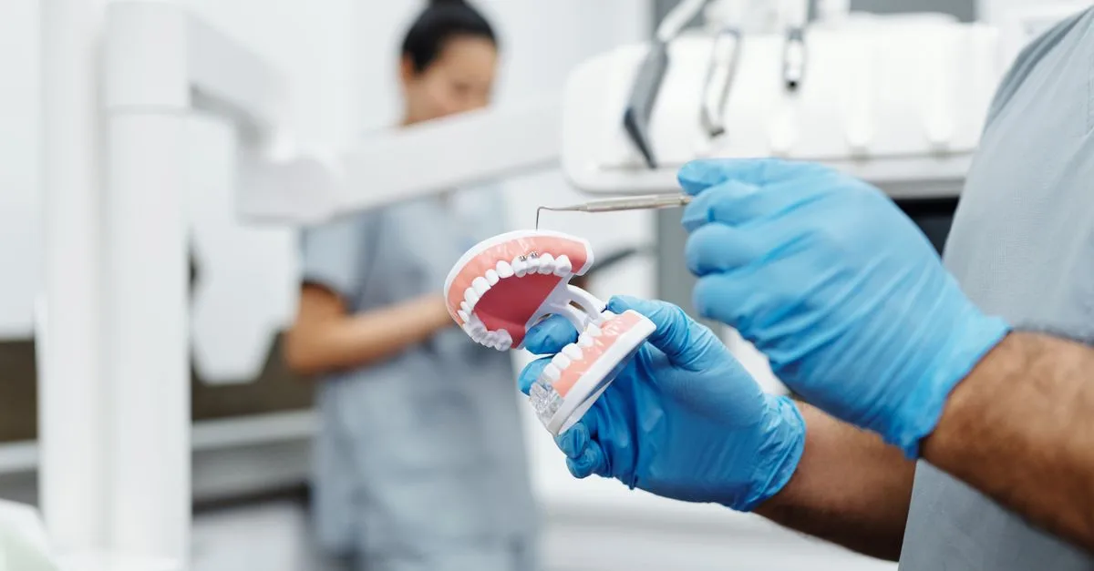 Dentista, periodoncista, ortodoncista o cirujano maxilofacial: a quién pedir cita según tu problema