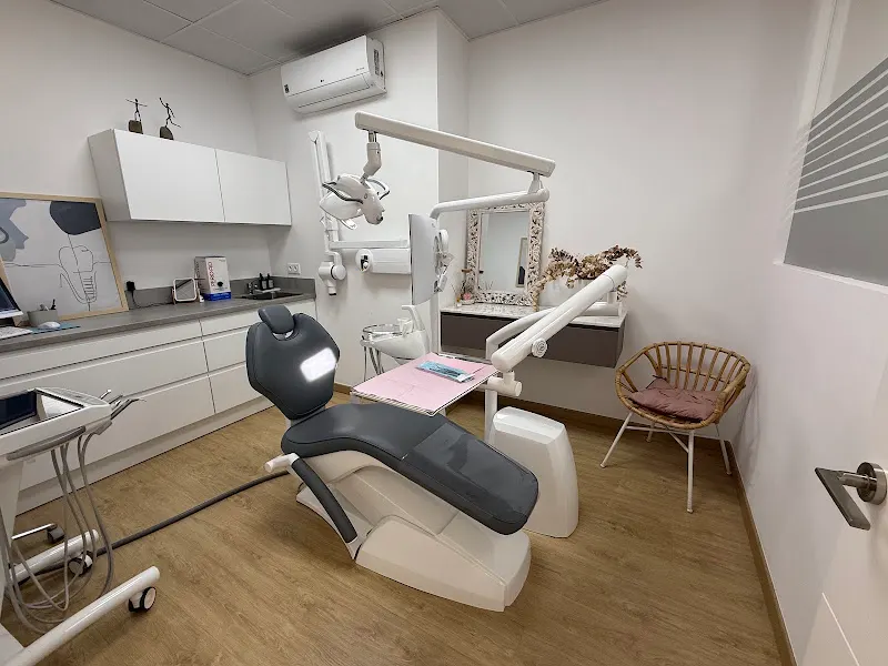 CLÍNICA DENTAL DRA. MÁRQUEZ - DENTIST - Altea