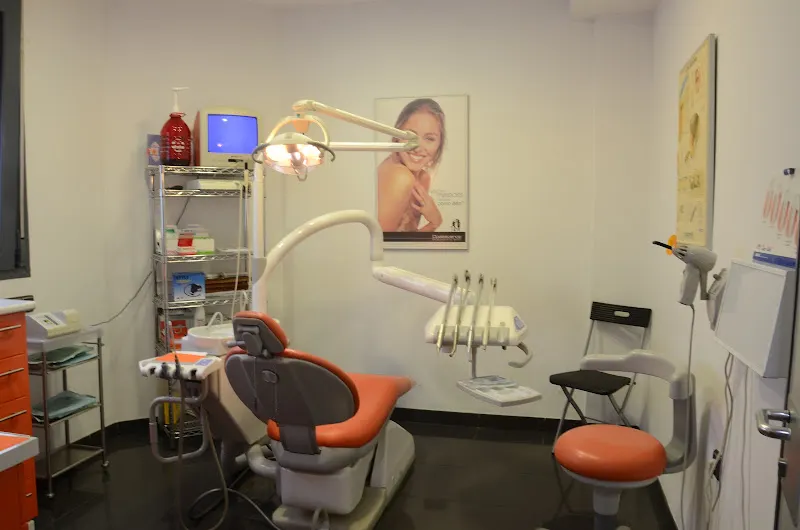 Clínica Roquetas Dental - Clínica dental en Roquetas de Mar - foto 3