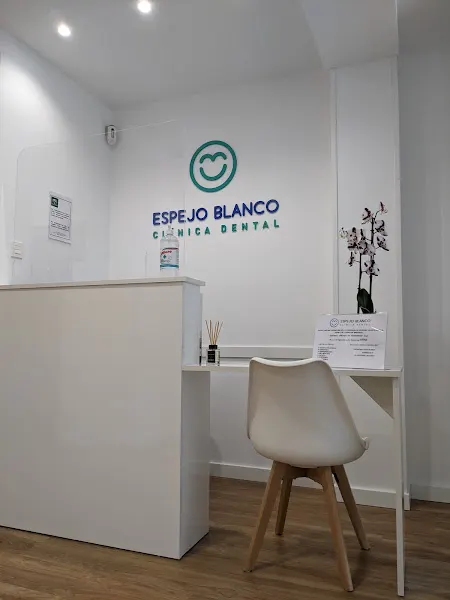 Clínica Dental Espejo Blanco