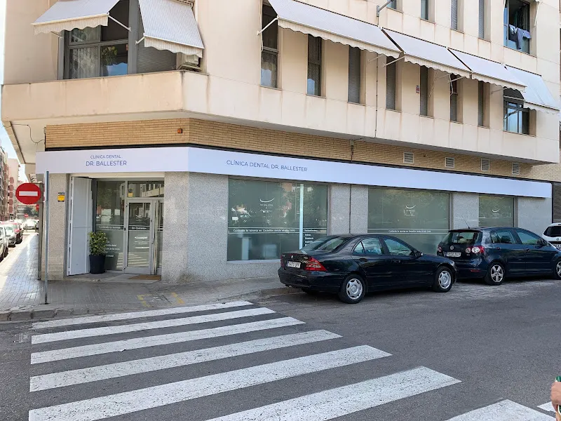 Clínica Dental Dr. Ballester Estética, ortodoncia invisible e implantología