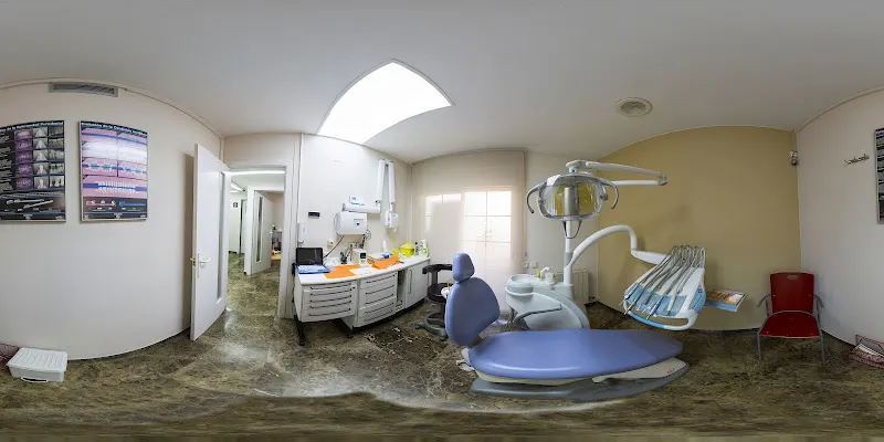 Centro Médico Dental López Ayuso - Dentista en Santa Coloma de Gramenet - foto 2