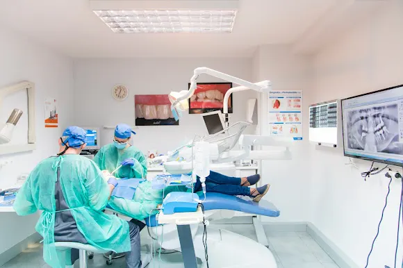 Clínica Dental Drs. Gómez - Reina Victoria 70