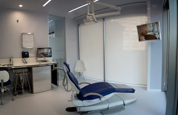 Clínica Dental en Vigo - Montserrat Gallego | Dentistas expertos en periodoncia e implantes