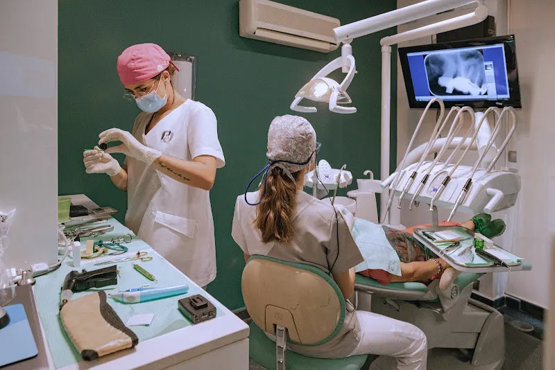 Clínica dental PATRODENT - Dra. Ángela Martín Gómez - Clínica dental en Sevilla - foto 3