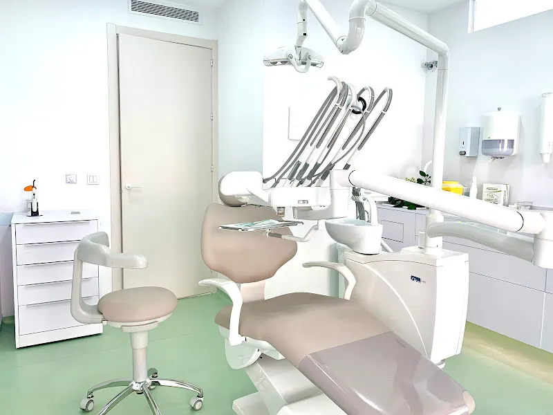 CLÍNICA DENTAL CARLOS CAMPOS - Clínica dental en La Rinconada - foto 2