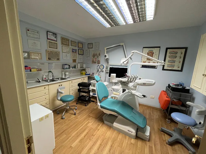 Clinica Dental Sirumal-Azero (Roger Bendrihem)