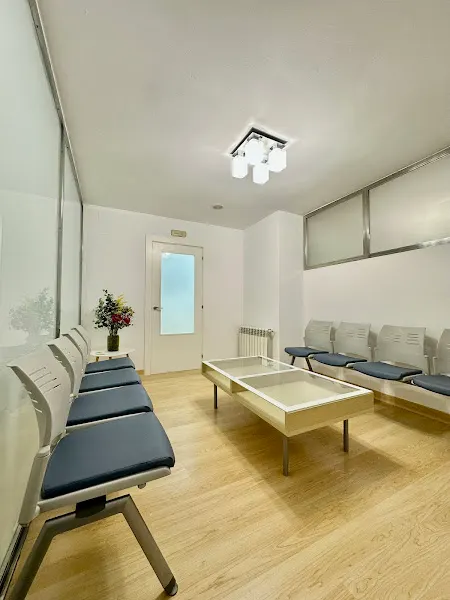 CLINICA DENTAL COELLO DE LA CRUZ - Clínica dental en Santander - foto 2