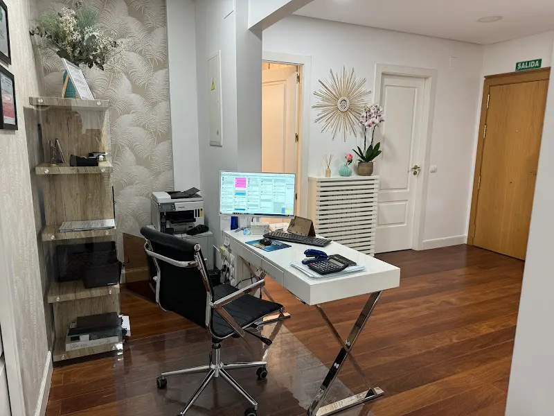 Ángela Apostu Estudio Dental | Dentista en Santander | Carillas Dentales | Ortodoncia | Implantes - Santander