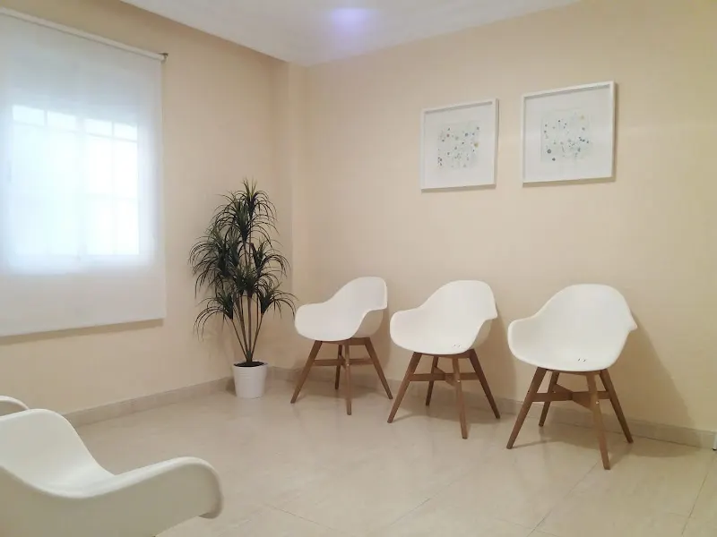 Clínica Dental Doctor Guillermo Macías Valle - Clínica dental en Huelva - foto 2
