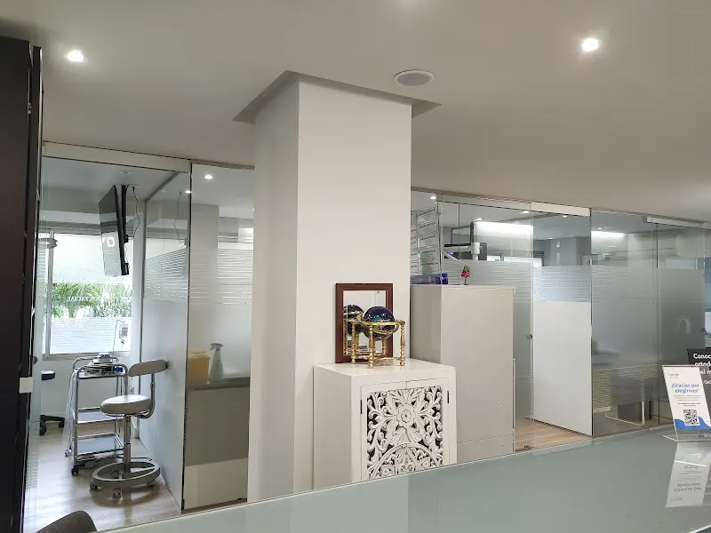 CLÍNICA TITANIO MOTRIL DR ALFREDO VALENCIA - Clínica dental en Motril - foto 2