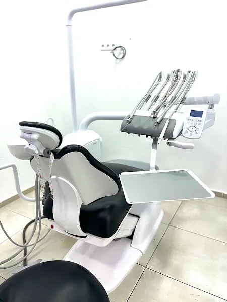 Clinica Dental Jhonny Ampuero, Carrer Sant Esteve, 61 - Clínica dental en Granollers - foto 2