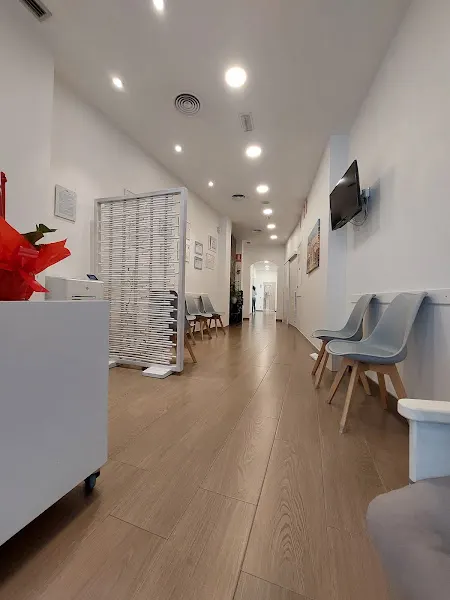 Clínica Dental La Bordeta - Médico en Barcelona - foto 2