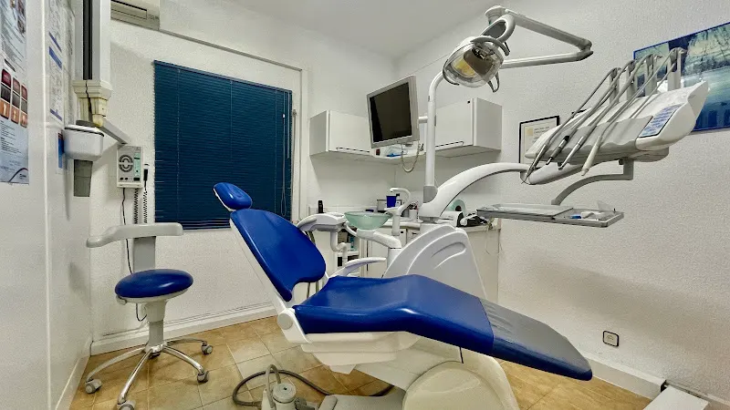 Miguel Angel Alseda González - Dentista en Barcelona - foto 2