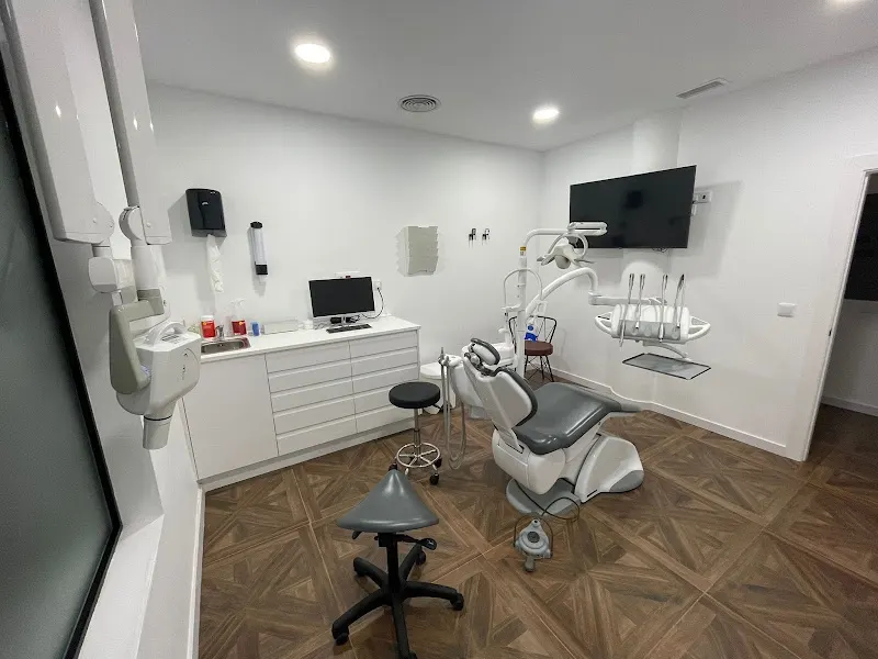 Clinica Dental y Estética Dr.Julián Vázquez - Dentista en Carmona - foto 2