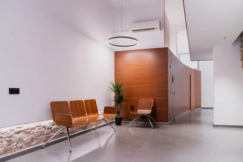 OM Clínica Dental – Dentistas especializados en Implantes, Ortodoncia y Carillas en Barcelona - Dentista en Barcelona - foto 2
